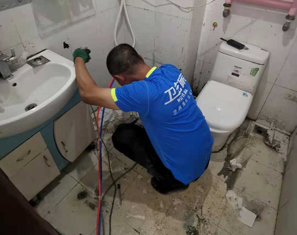 卫生间渗水往楼下漏水怎么办