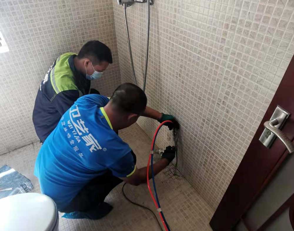 卫生间渗水往楼下漏水维修面砸砖